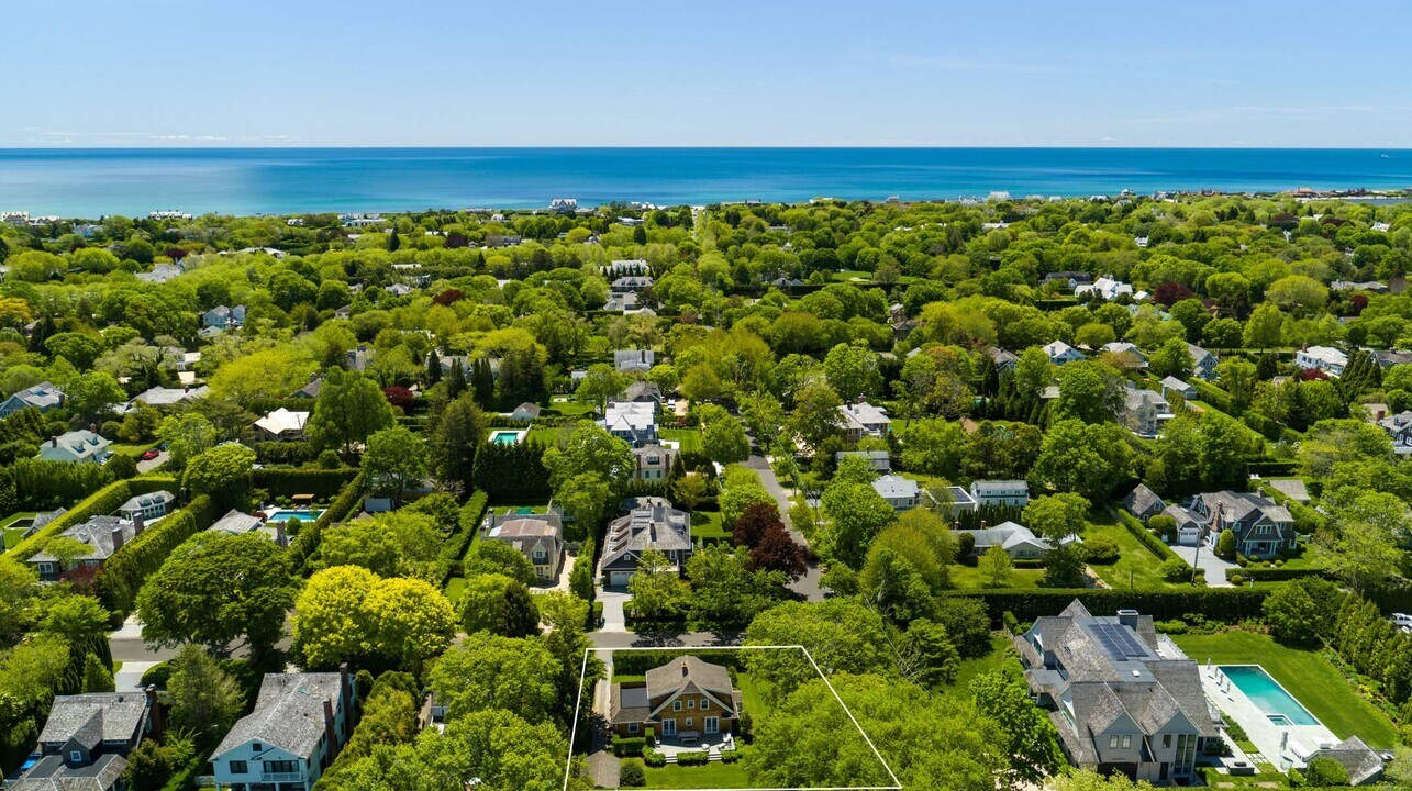 210 Little Plains Rd in Southampton, NY - Foto de edificio