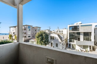 20 Quarterdeck St, Unit Unit #1 in Marina Del Rey, CA - Foto de edificio - Building Photo