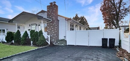 18 W 22nd St in Deer Park, NY - Building Photo - Building Photo