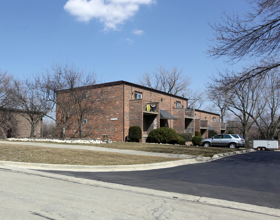 Creekview Apartments in Lisle, IL - Building Photo