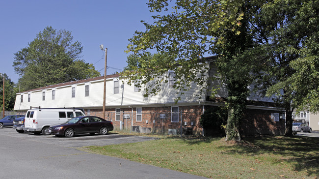 Lauderdale Park Apartments in Richmond, VA - Building Photo - Building Photo