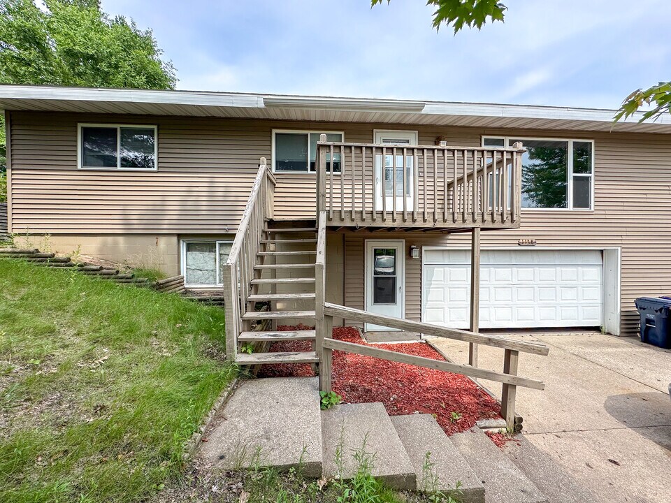 1118 Stuhr Ct in Onalaska, WI - Foto de edificio