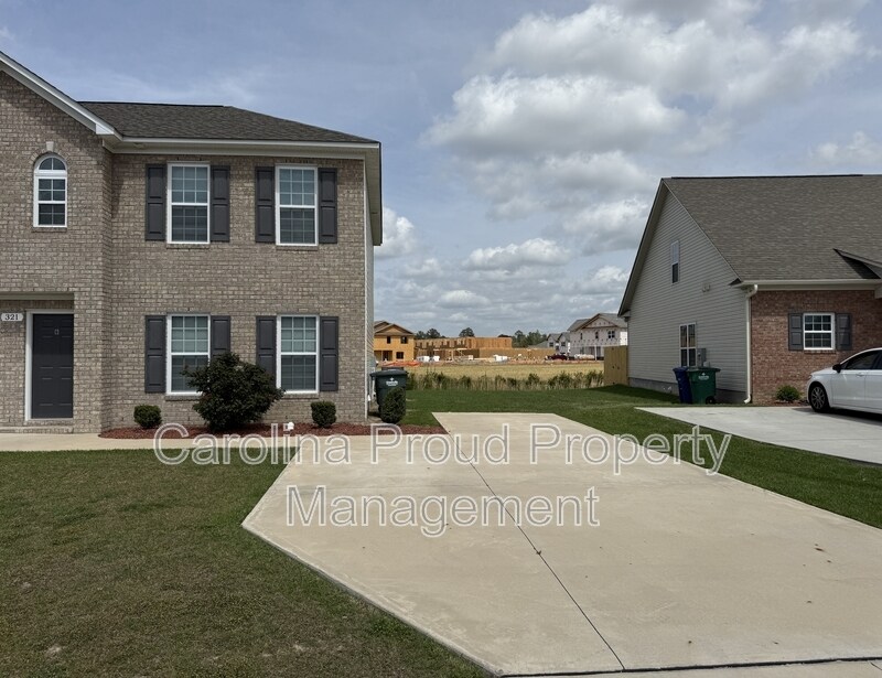 321 S Pointe Dr in Winterville, NC - Building Photo