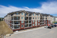 Central Creekside Villas in Airdrie, AB - Building Photo - Building Photo