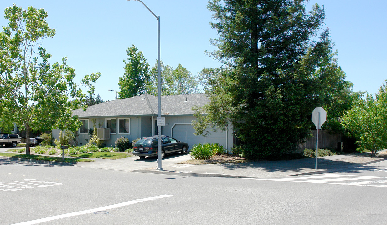 2135 Peterson Ln in Santa Rosa, CA - Foto de edificio