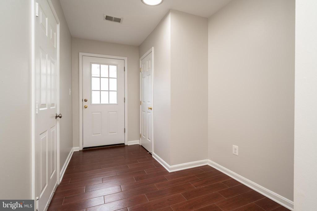 20382 Farmgate Terrace in Ashburn, VA - Foto de edificio