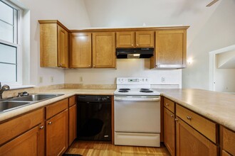 630 Cardwell Ct in Jacksonville, OR - Building Photo - Building Photo