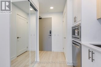 5105 Hurontario St in Mississauga, ON - Building Photo - Building Photo