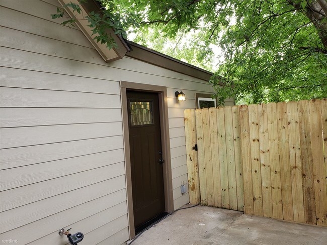 242 Marbauch Ave in San Antonio, TX - Building Photo - Building Photo