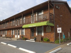 Shady Tree Apartments in Evansville, IN - Foto de edificio - Building Photo