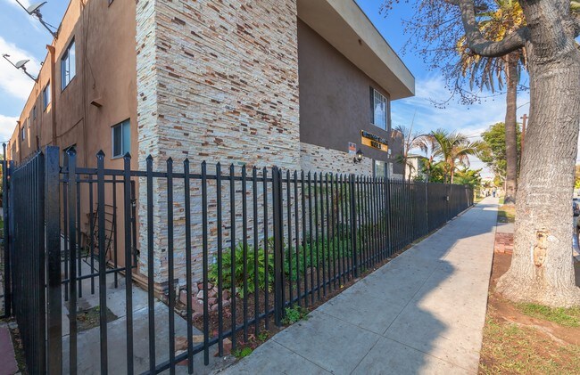 731-745 Orange Avenue in Long Beach, CA - Foto de edificio - Building Photo