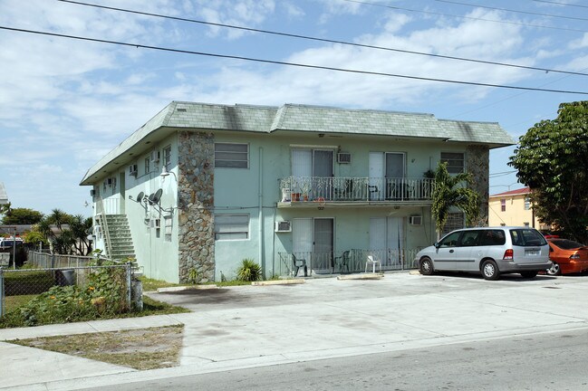 2690 W 10th Ave in Hialeah, FL - Foto de edificio - Building Photo