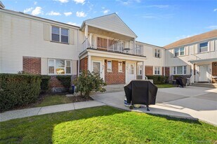 68-21 Cloverdale Ln in Queens, NY - Building Photo