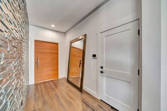 6032 Goodland Ave in North Hollywood, CA - Foto de edificio - Building Photo