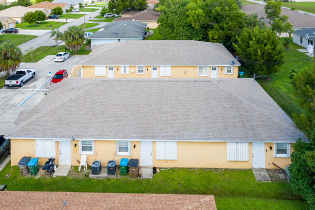 1321 SE 8th Ave in Cape Coral, FL - Foto de edificio - Building Photo