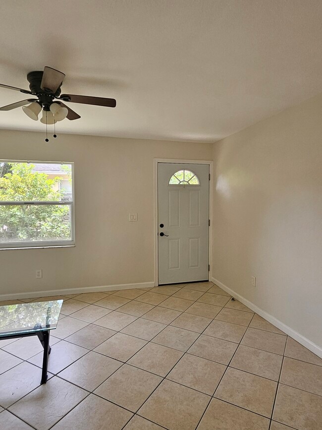 1735 S Washington Ave, Unit Unit B in Clearwater, FL - Building Photo - Building Photo
