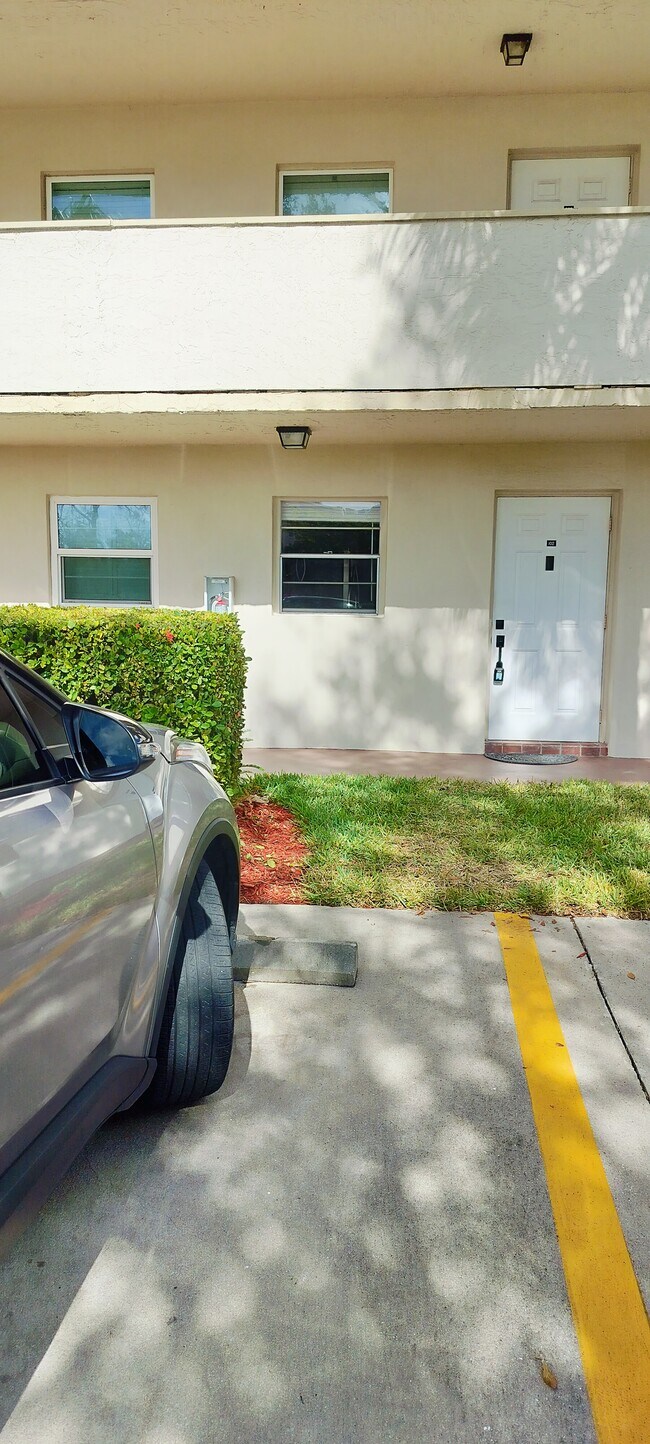 501 Forest Lakes Blvd in Naples, FL - Foto de edificio - Building Photo