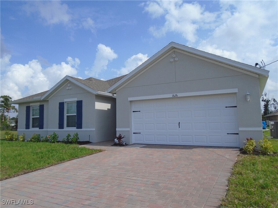 1626 Embers Pkwy W in Cape Coral, FL - Foto de edificio