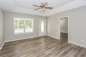 610 Helms Dr in Lowell, NC - Foto de edificio - Building Photo