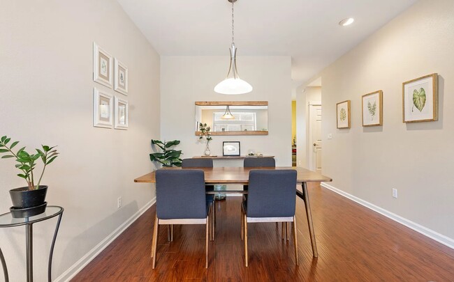2136 NW Cedar View Ln in Portland, OR - Foto de edificio - Building Photo