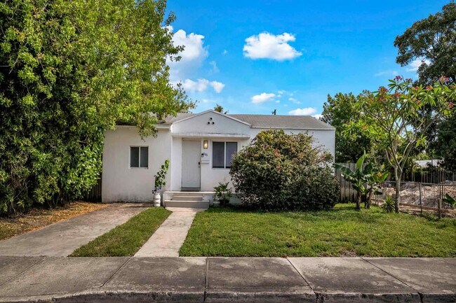 565 NW 49th St in Miami, FL - Building Photo - Building Photo