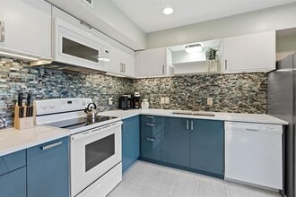 112 World of Tennis Sq in Lakeway, TX - Foto de edificio - Building Photo