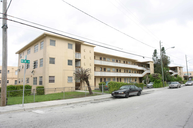 Cairns Apartments in Miami, FL - Building Photo - Building Photo