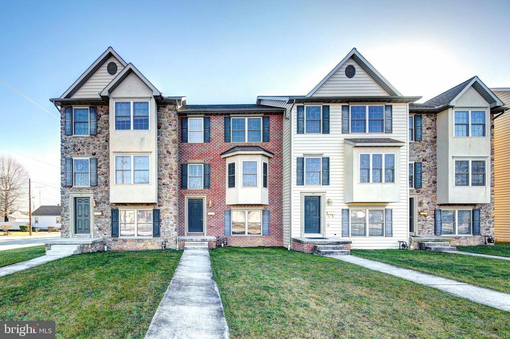 687 E Walnut St in Hanover, PA - Building Photo