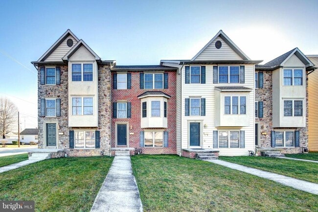 property at 687 E Walnut St
