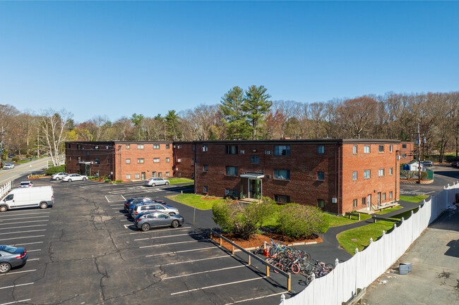 Mills Falls Condominium in Framingham, MA - Foto de edificio - Building Photo