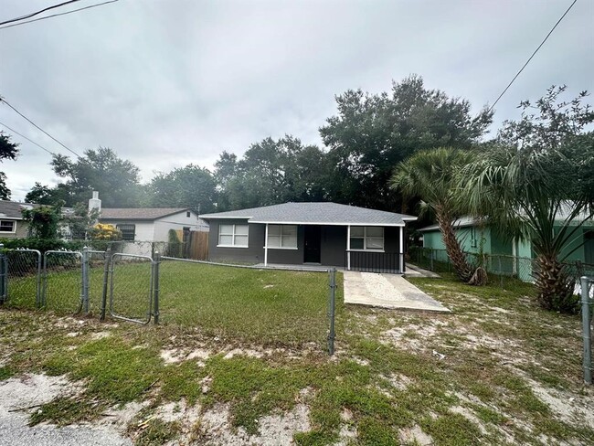 8305 N Hillsborough Ln in Tampa, FL - Building Photo - Building Photo