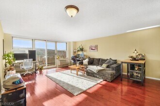 300 Main St in Little Falls, NJ - Building Photo - Building Photo