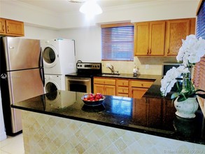 7801 Hispanola Ave-Unit -1 in North Bay Village, FL - Foto de edificio - Building Photo