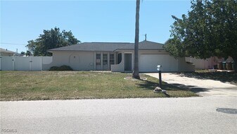 1806 SE 15th Pl in Cape Coral, FL - Building Photo