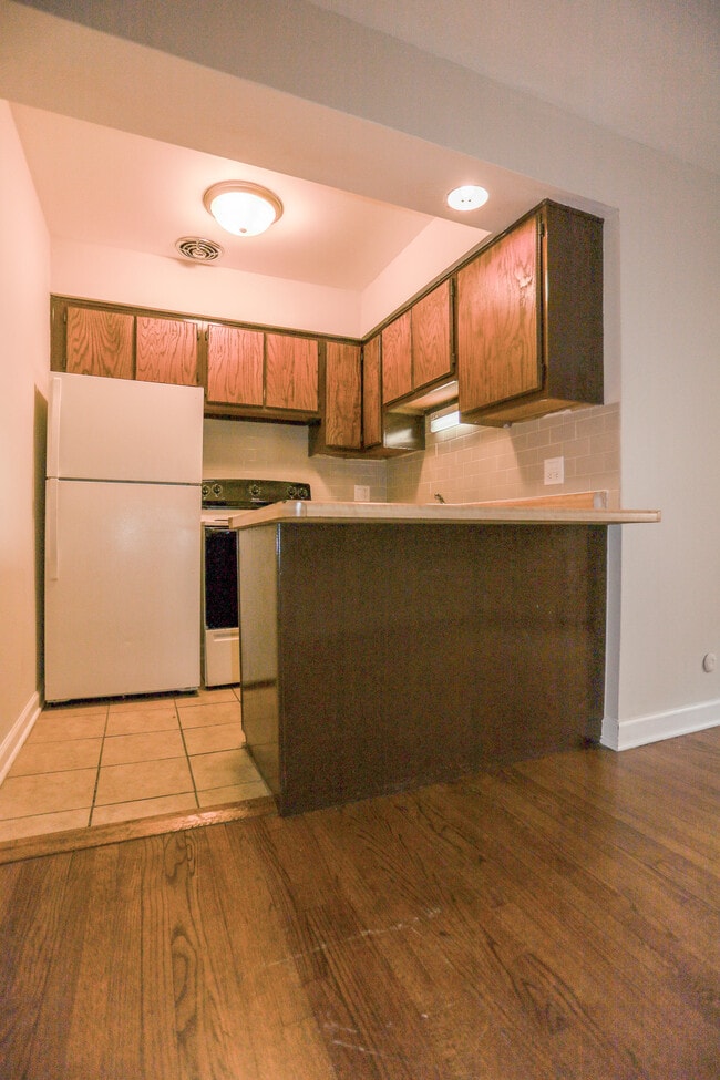 5859 N Winthrop Ave, Unit #207