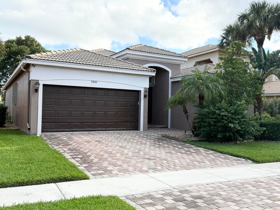 7458 Via Luria in Greenacres, FL - Building Photo
