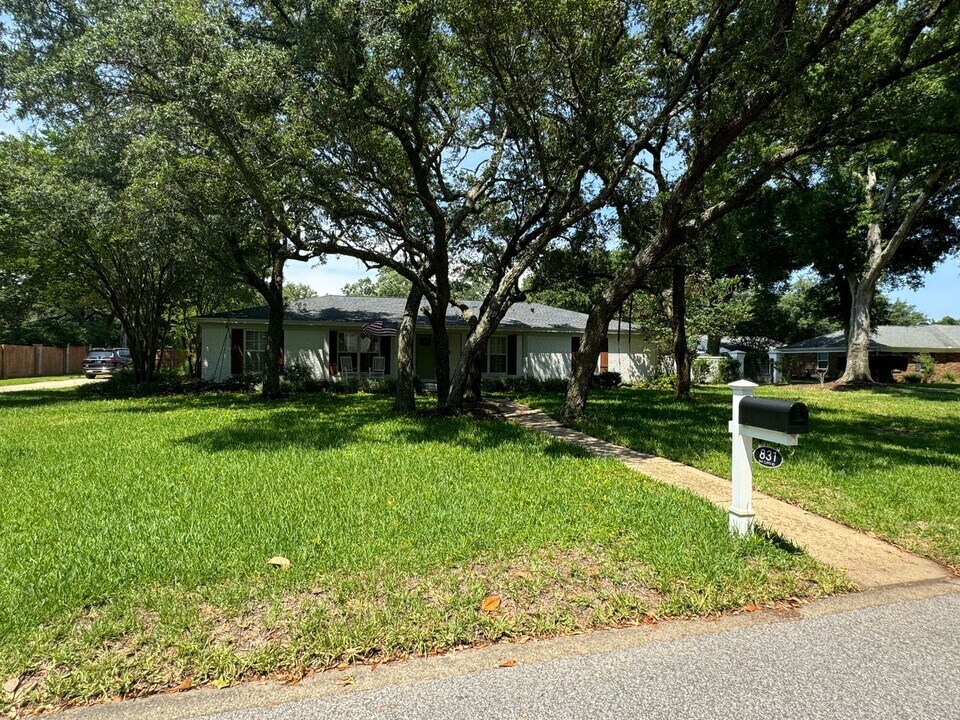 831 Bay Cliffs Rd in Gulf Breeze, FL - Building Photo