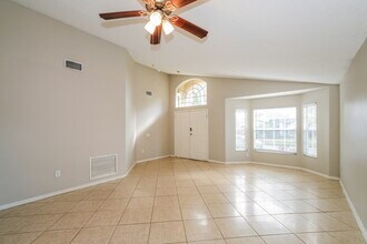 402 Sangria Dr in Valrico, FL - Building Photo - Building Photo