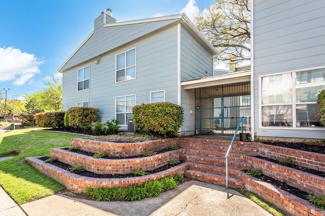 property at 1901 N Fitzhugh Ave