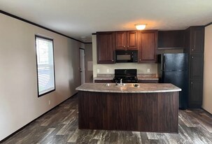 7013 Tradewinds Ct in Ira, MI - Building Photo