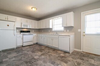 245 Waterford Dr in Oak Grove, KY - Foto de edificio - Building Photo