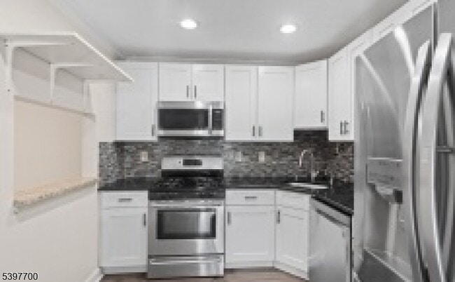 24 Amberly Ct in Franklin Township, NJ - Building Photo - Building Photo