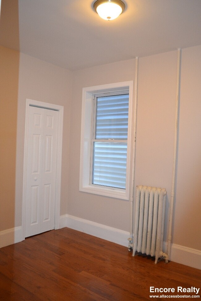 241 Maverick St, Unit 2 in Boston, MA - Foto de edificio - Building Photo