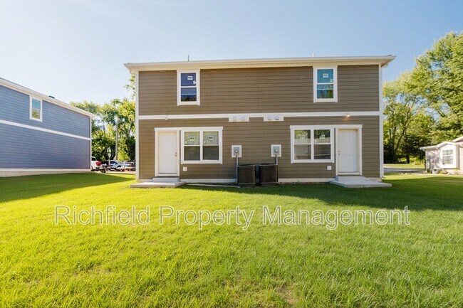 7280 W Reformatory Rd in Fortville, IN - Foto de edificio - Building Photo