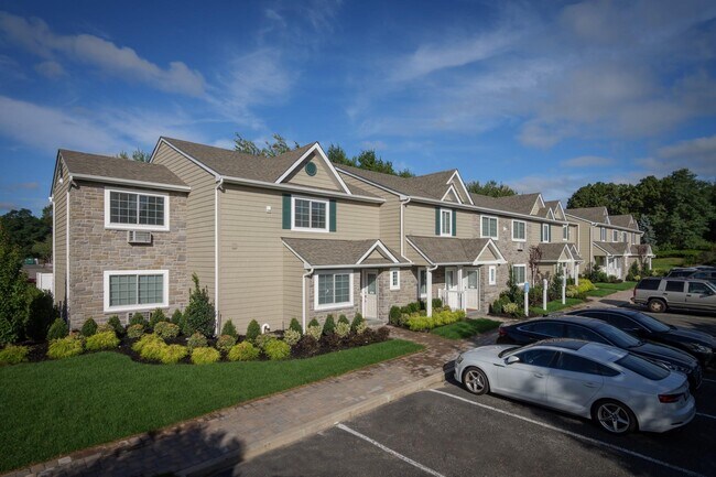 209 Cassa Loop in Holtsville, NY - Building Photo - Building Photo