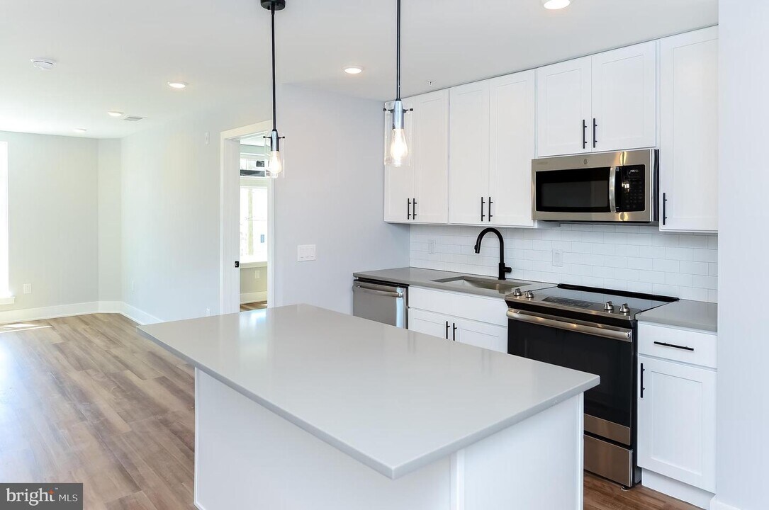 3965 Lancaster Ave-Unit -203 in Philadelphia, PA - Building Photo