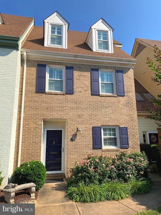 1011 Charles St in Fredericksburg, VA - Foto de edificio
