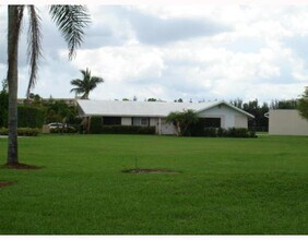 6852 Skyline Dr in Delray Beach, FL - Building Photo - Building Photo