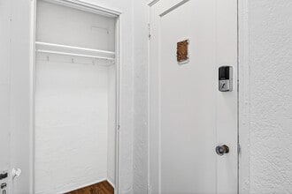 1503 S Shenandoah St, Unit 103 in Los Angeles, CA - Building Photo - Building Photo