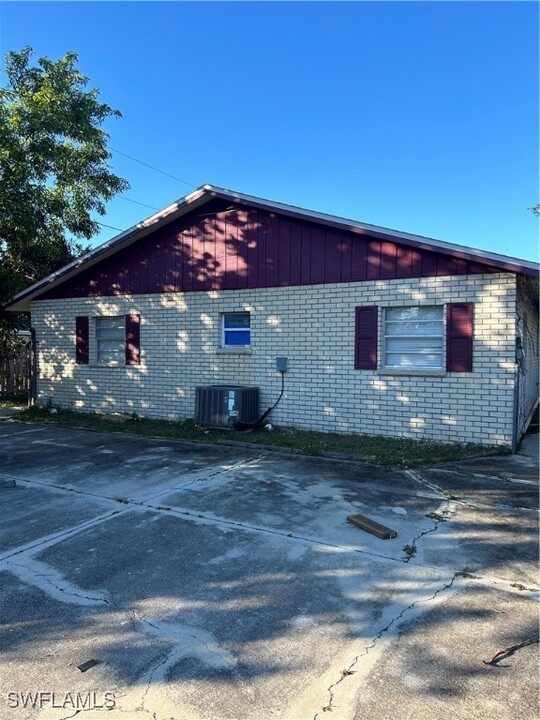 275 Hubbard Ave in North Fort Myers, FL - Building Photo